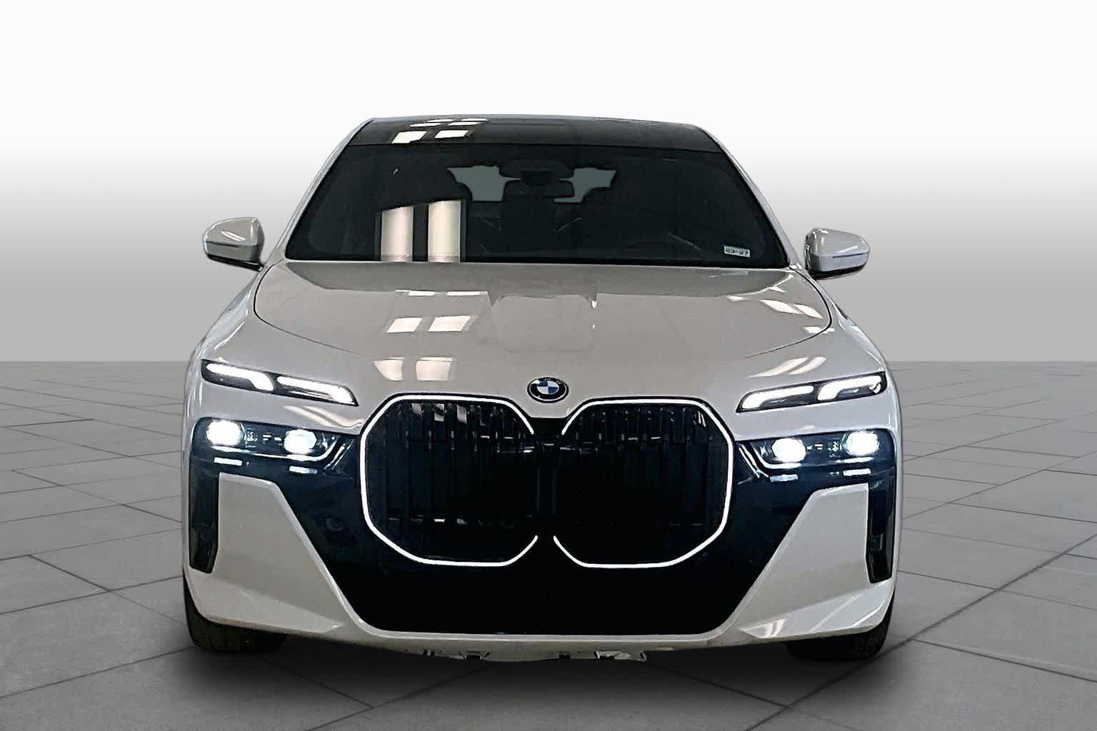 Used 2025 BMW i7 xDrive60 AWD/4WD image 3