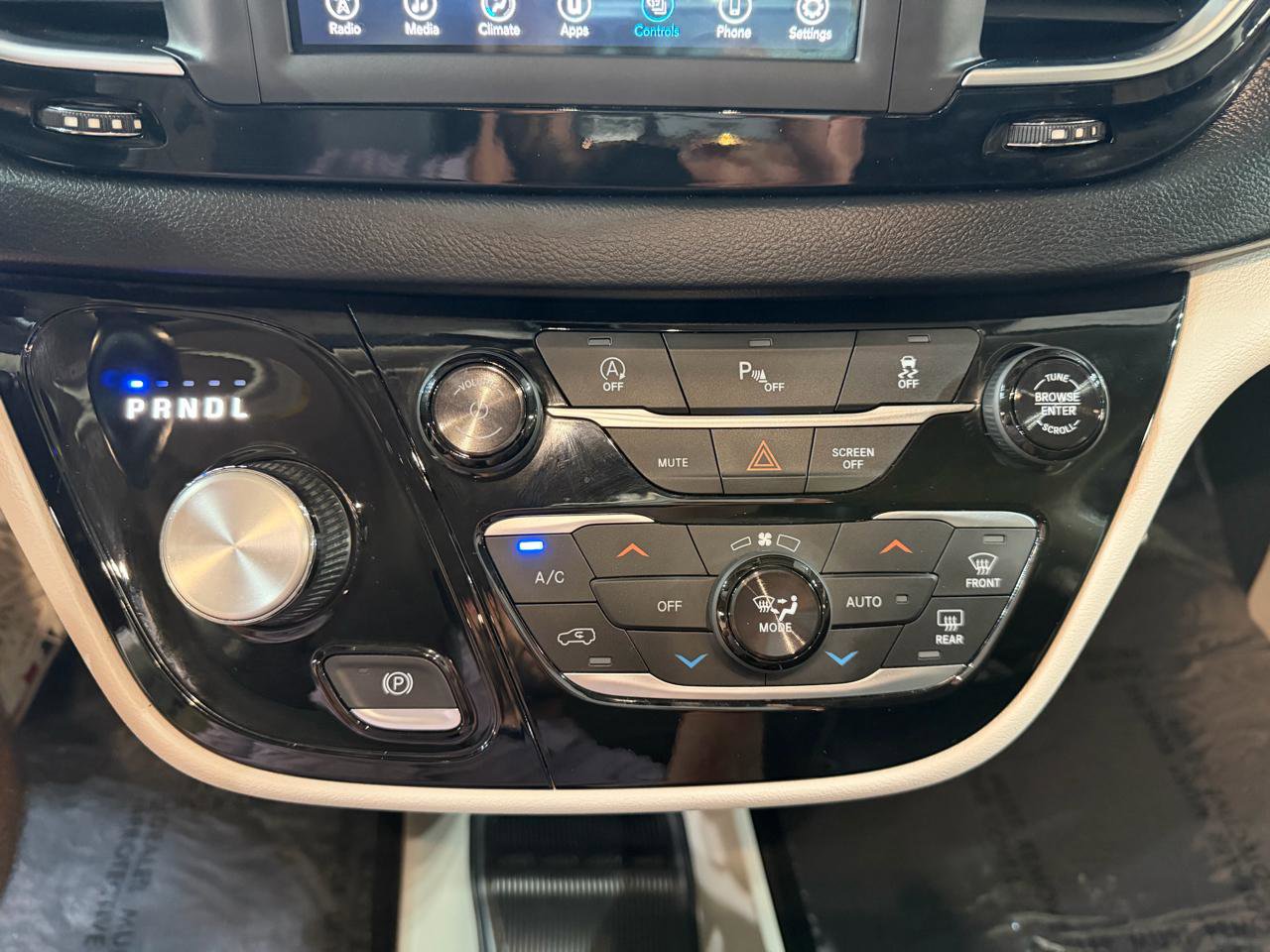 Used 2019 Chrysler Pacifica Touring-L image 49