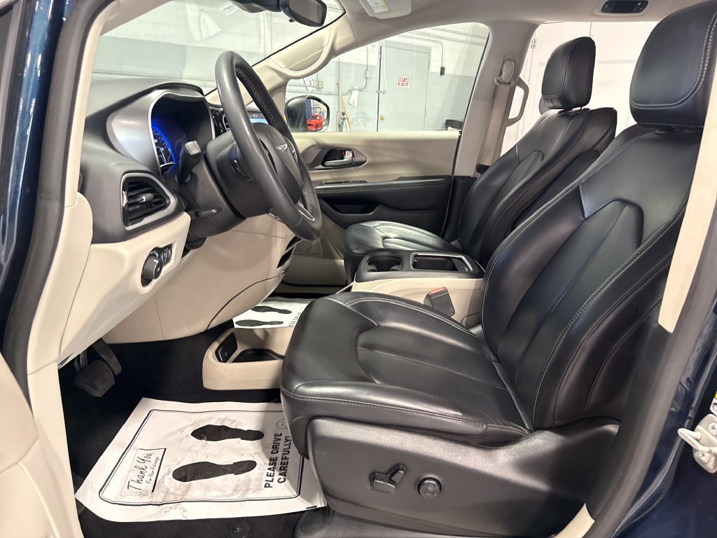 Used 2023 Chrysler Pacifica Touring-L FWD image 27