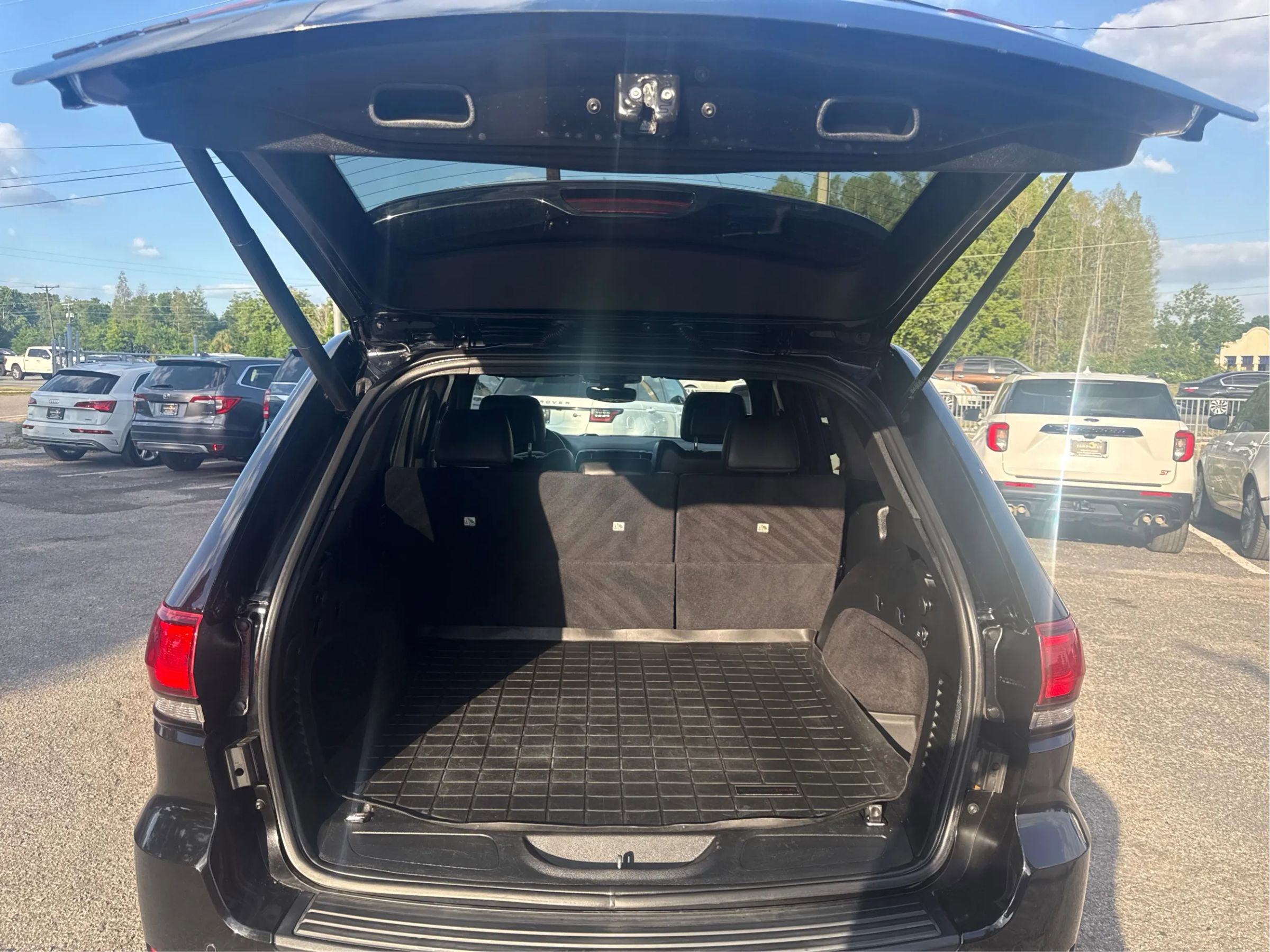 Used 2019 Jeep Grand Cherokee Altitude AWD/4WD image 16