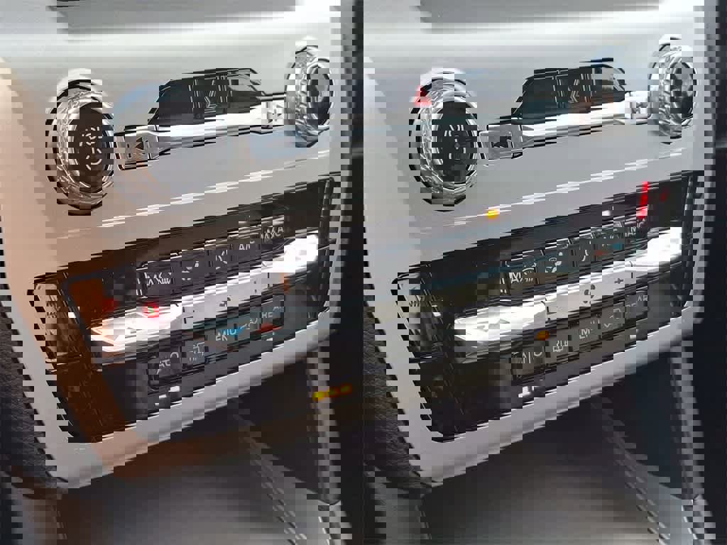 Used 2022 Ford Explorer XLT image 25