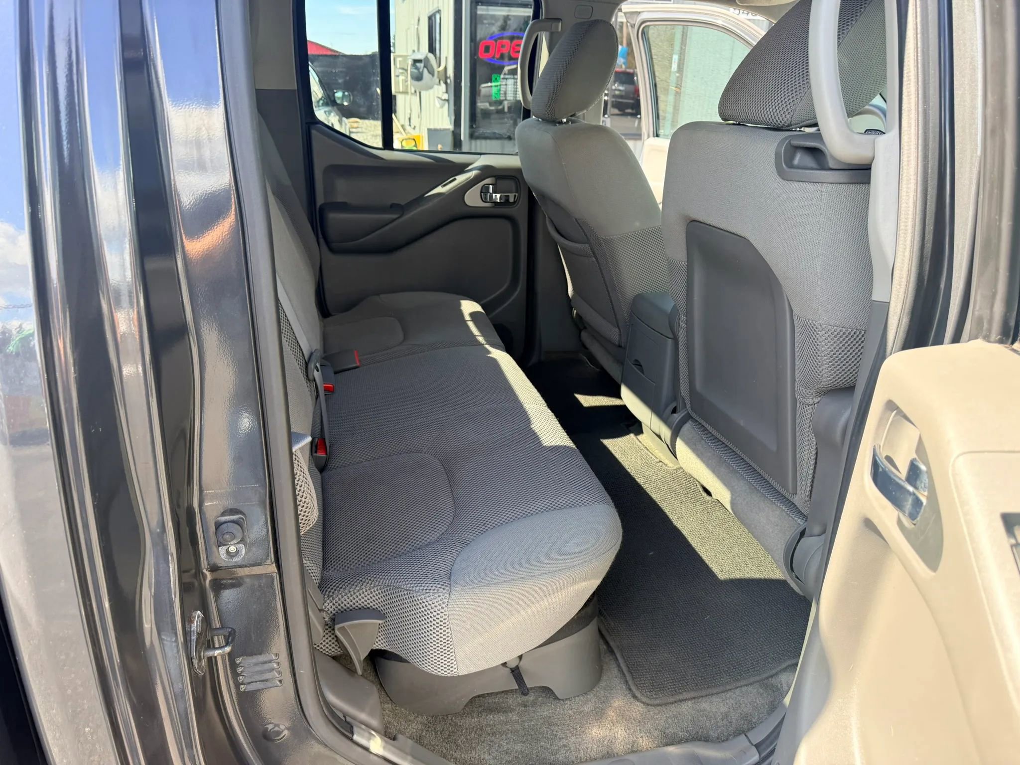 Used 2010 Nissan Frontier SE image 20