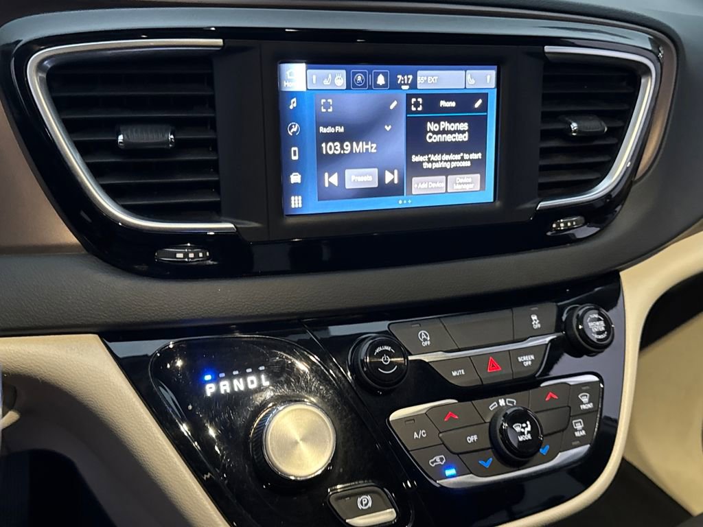 Used 2023 Chrysler Voyager LX image 17