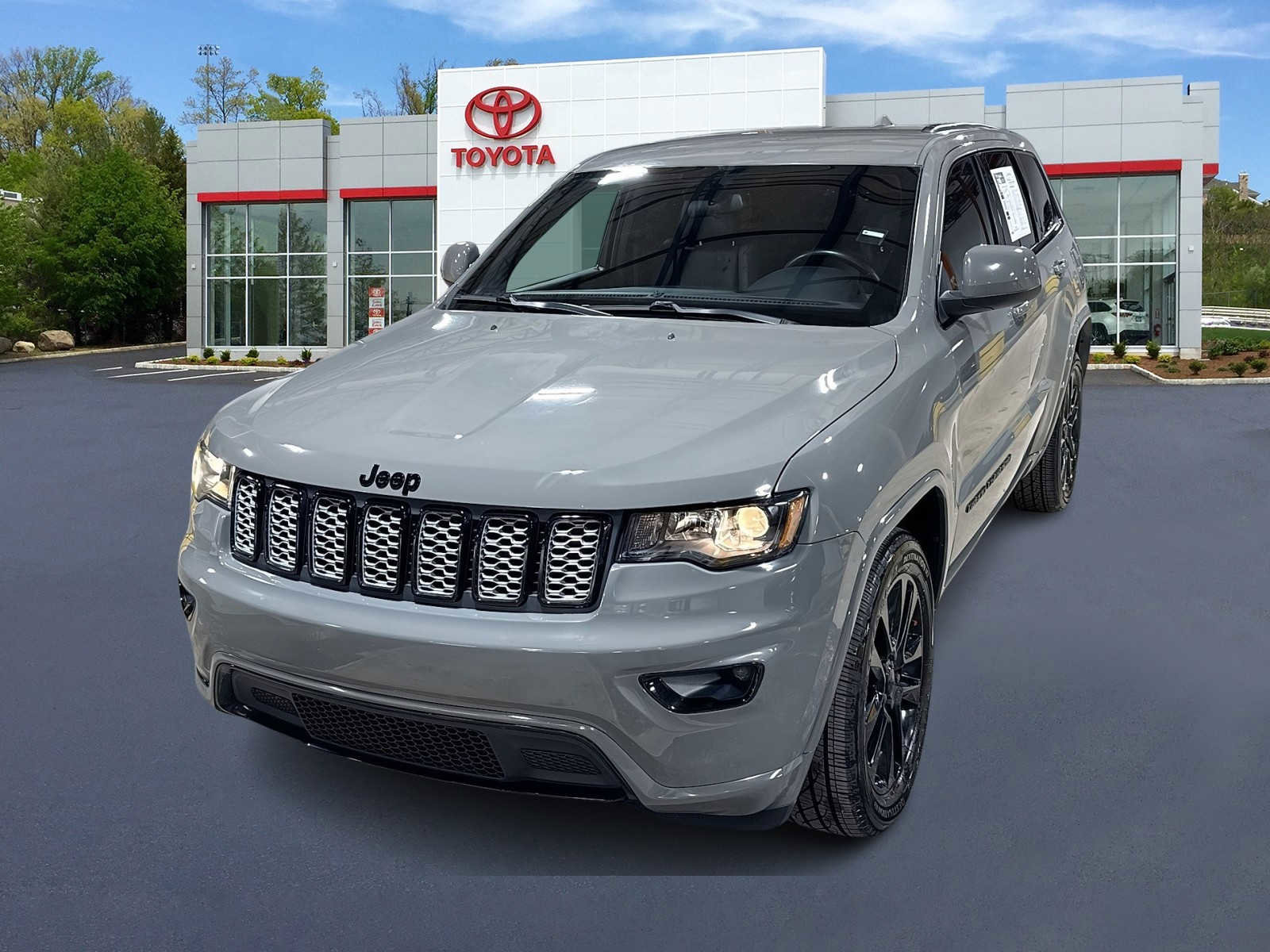 Used 2021 Jeep Grand Cherokee Laredo X image 1