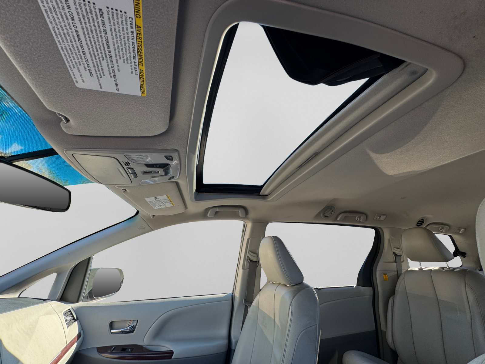 Used 2012 Toyota Sienna XLE FWD image 3