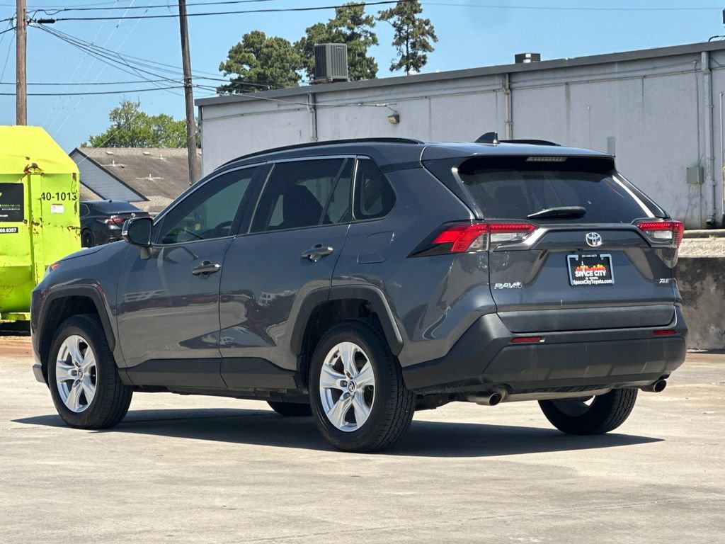 Used 2021 Toyota RAV4 XLE w/ Convenience Package FWD image 4
