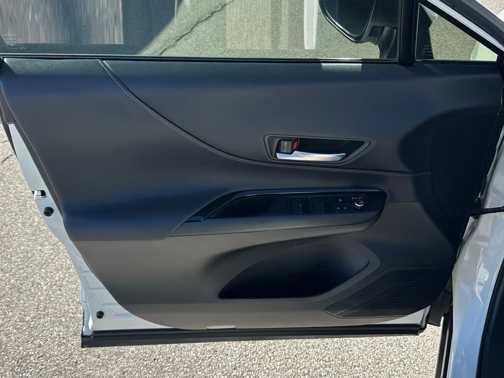 Used 2022 Toyota Venza XLE image 15