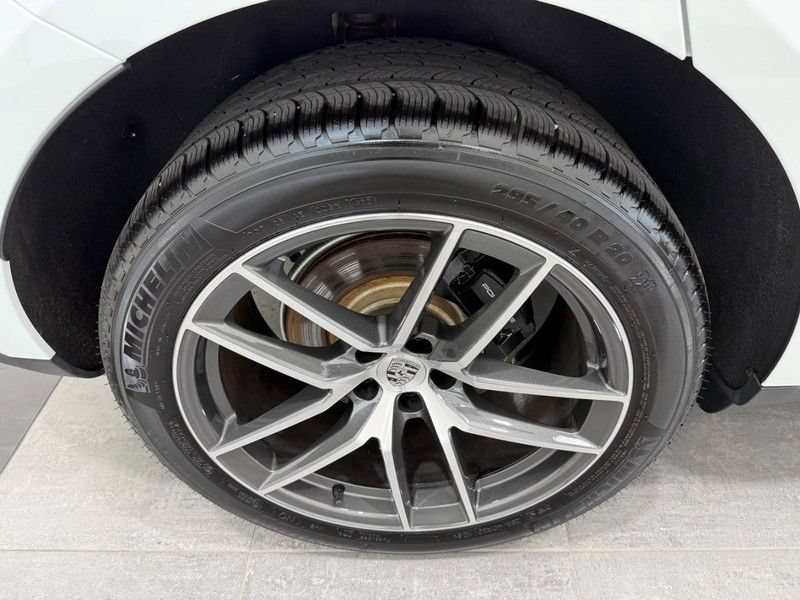 Certified 2025 Porsche Macan AWD/4WD image 8