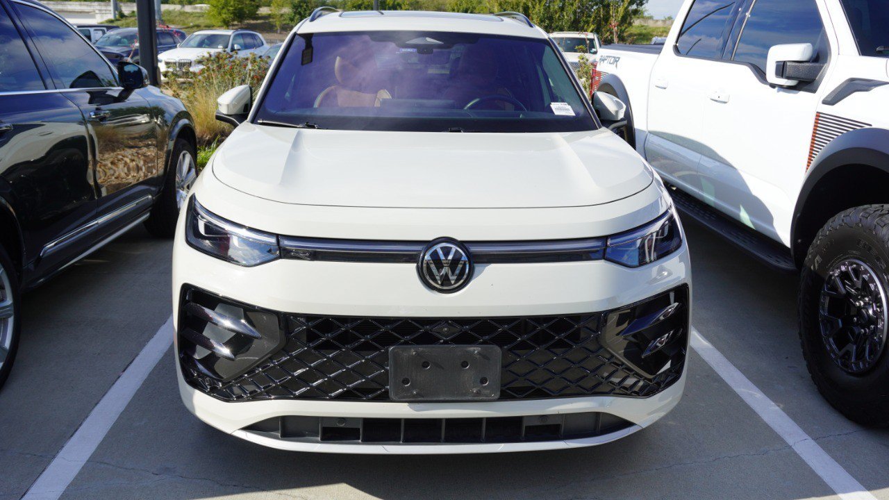 Used 2025 Volkswagen Tiguan SEL R-Line AWD/4WD image 2