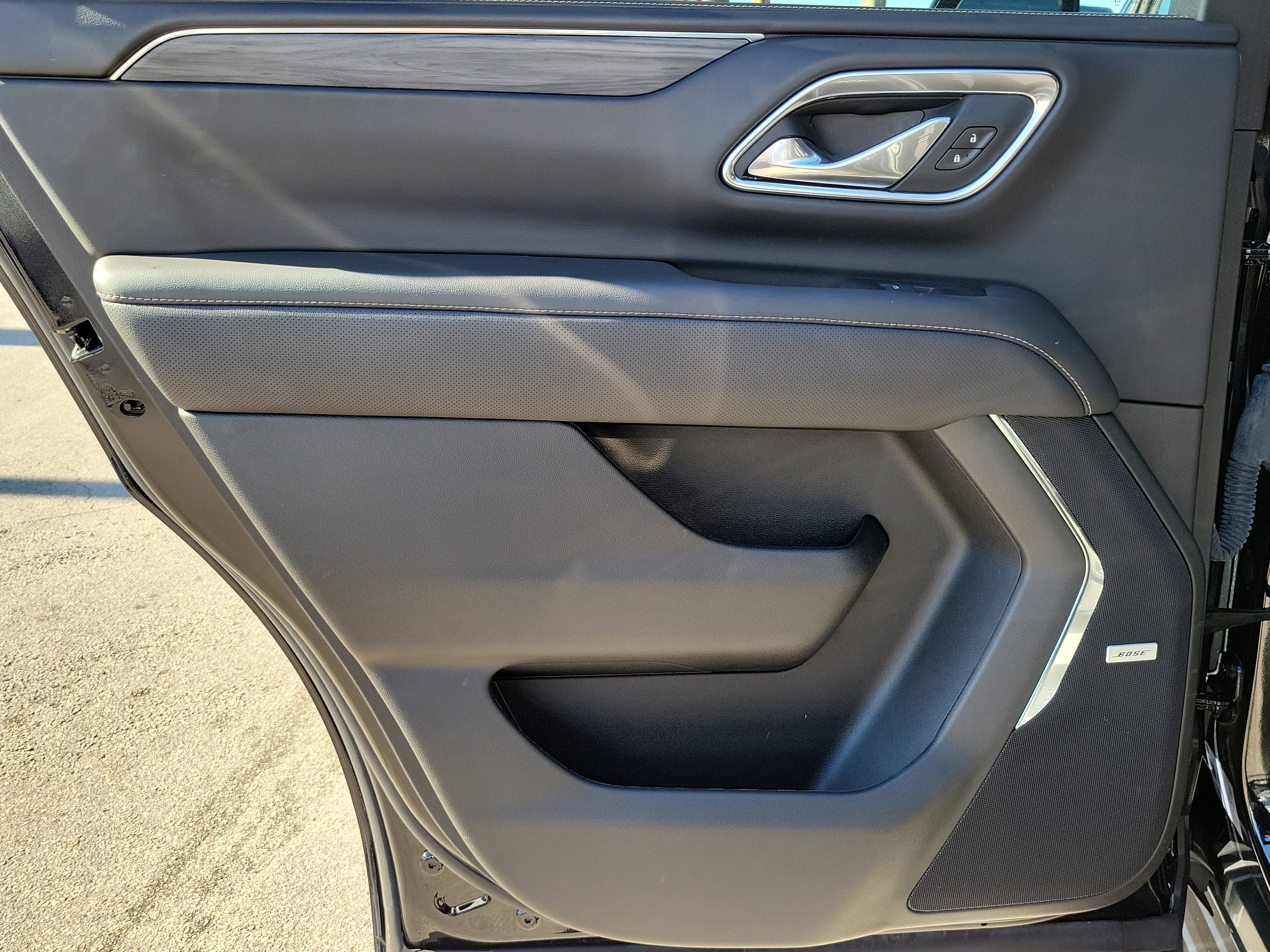 Used 2024 GMC Yukon SLT w/ SLT Luxury Package image 24