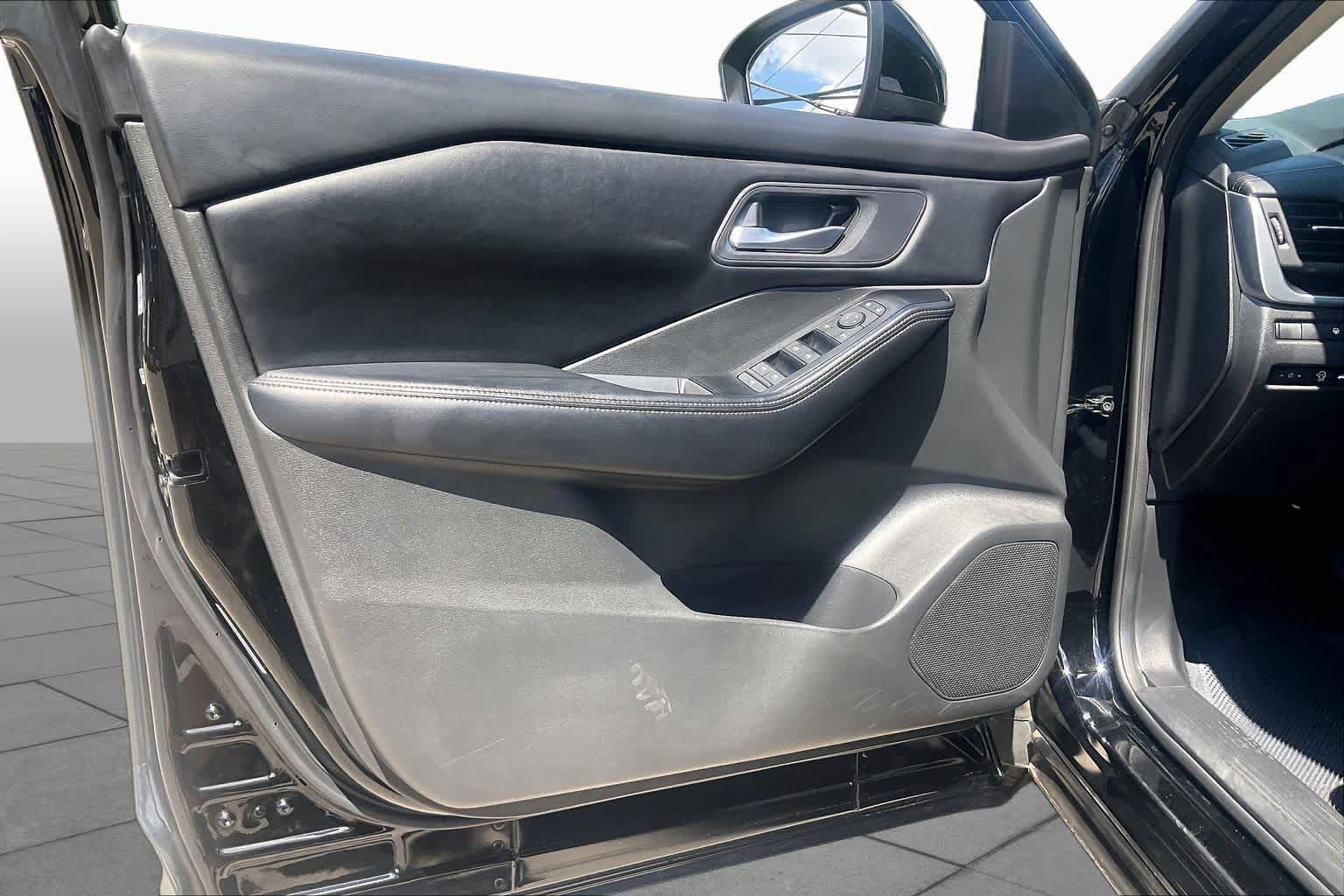 Used 2025 Nissan Rogue SV FWD image 21