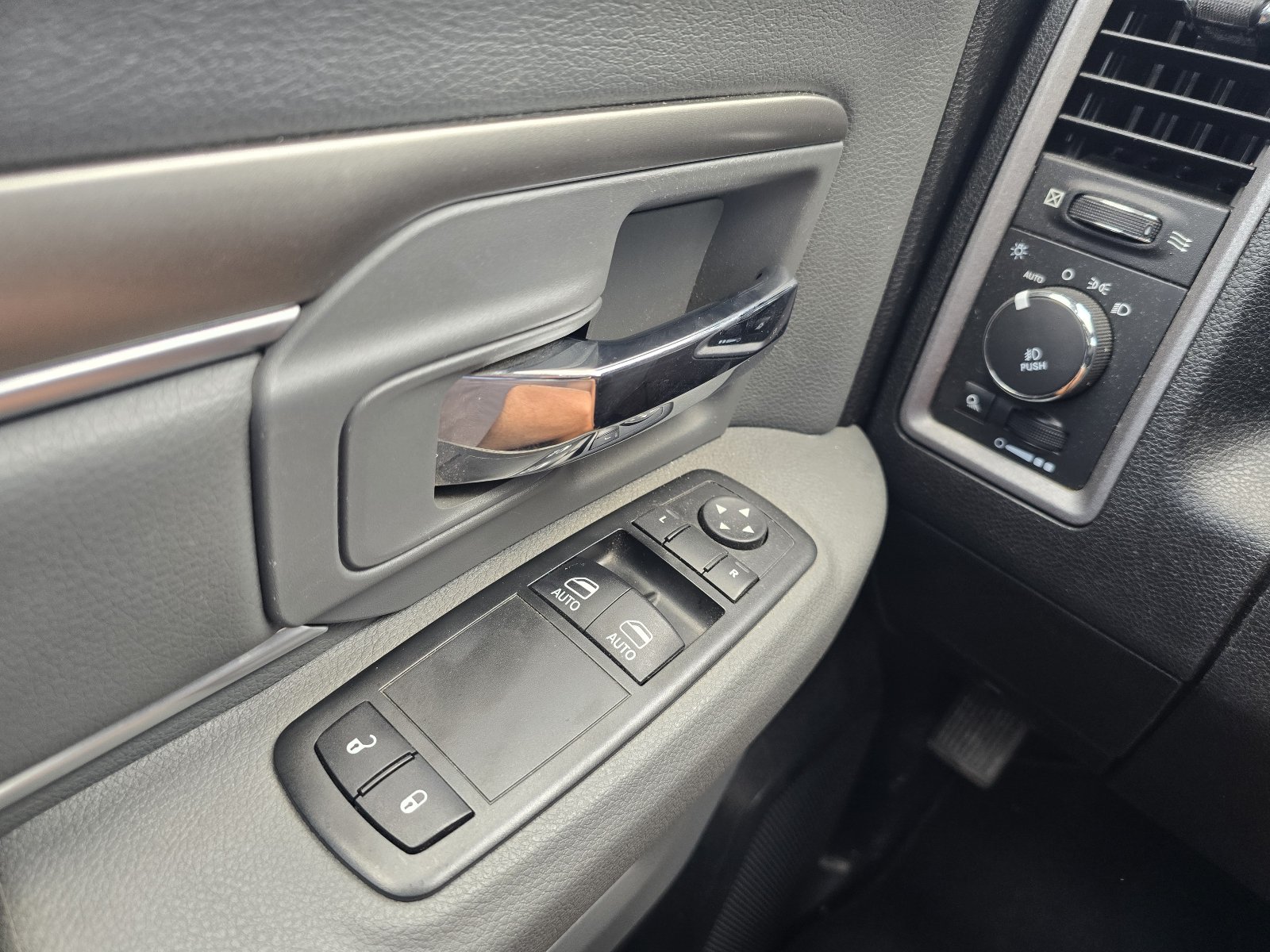 Used 2014 RAM 1500 Express AWD/4WD image 13