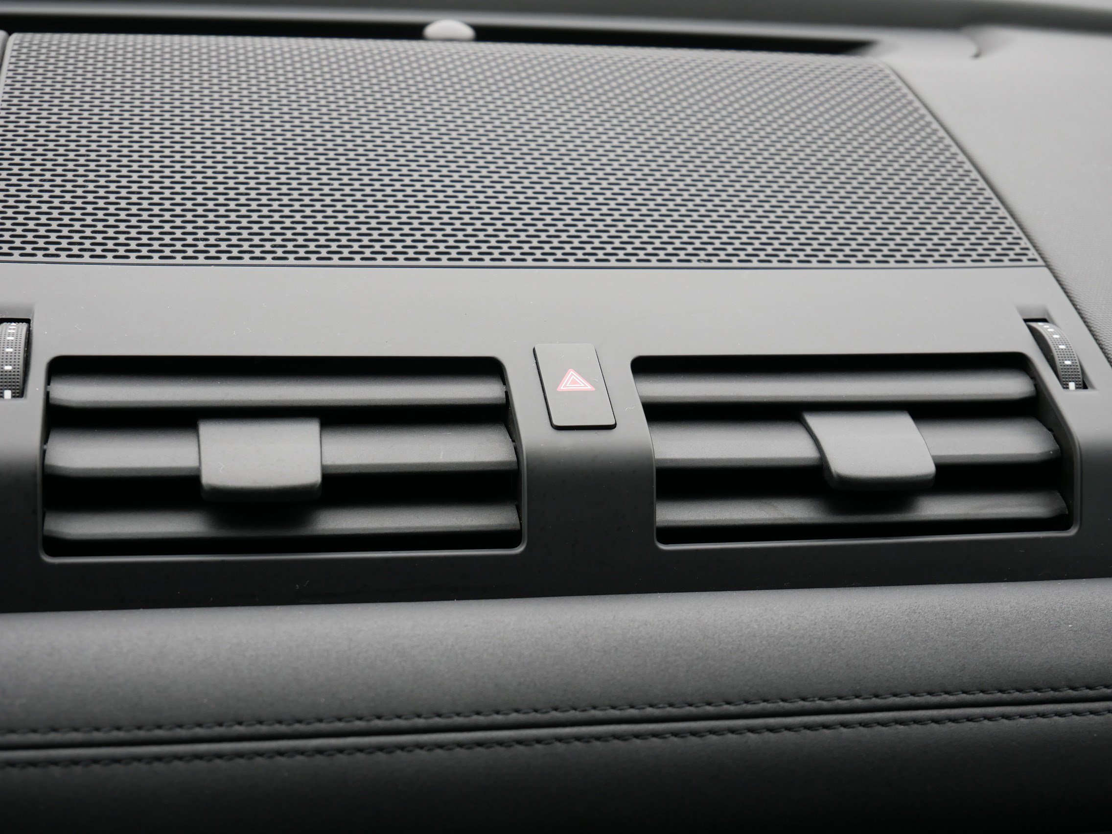 Used 2020 Land Rover Defender 110 SE image 34