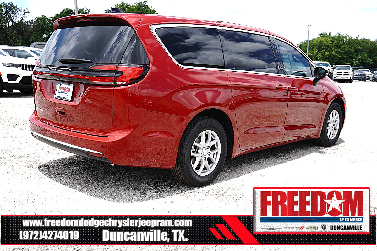 New 2027 Chrysler Pacifica Select FWD image 5