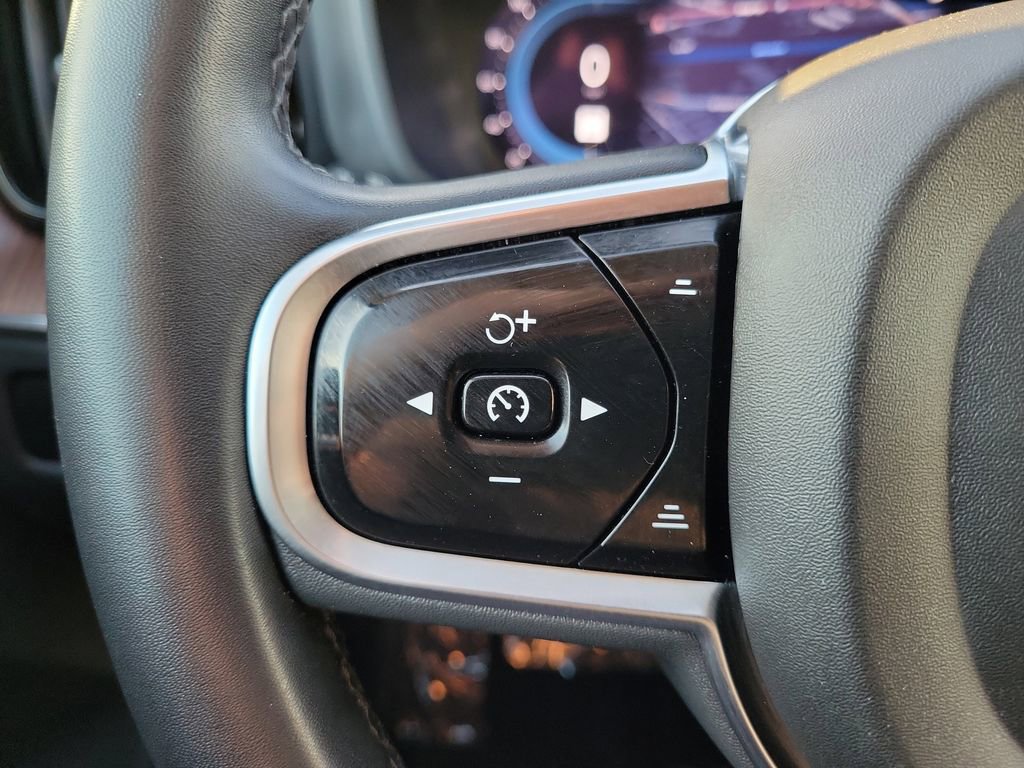Used 2023 Volvo XC60 B5 Plus image 5