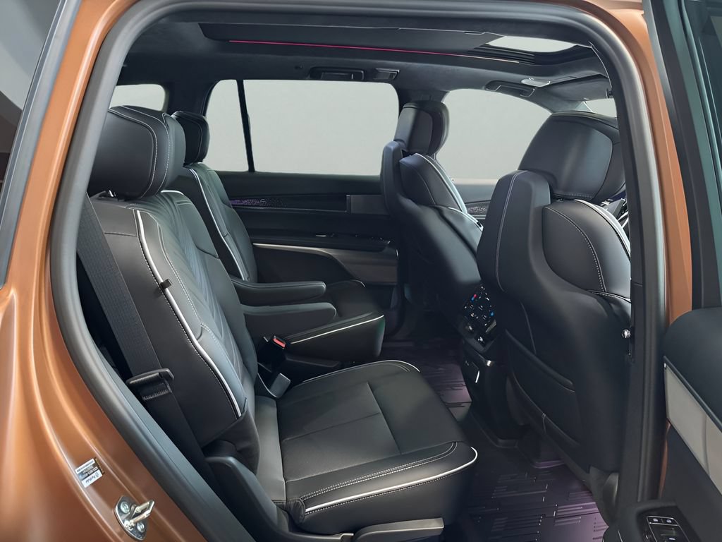 New 2027 Cadillac Vistiq Luxury w/ LPO, Floor Liner Package AWD/4WD image 16
