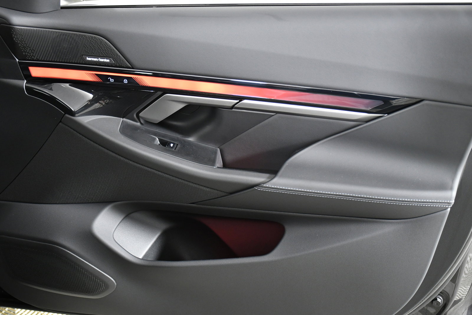 Used 2025 BMW i5 xDrive40 w/ Premium Package image 29