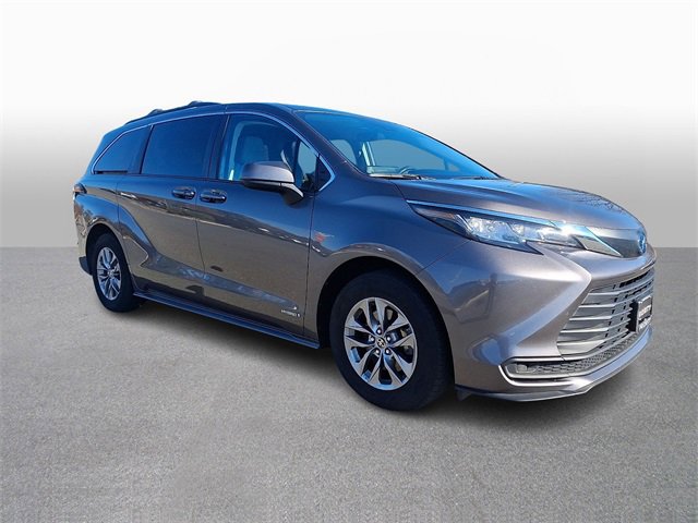 Used 2021 Toyota Sienna LE image 3
