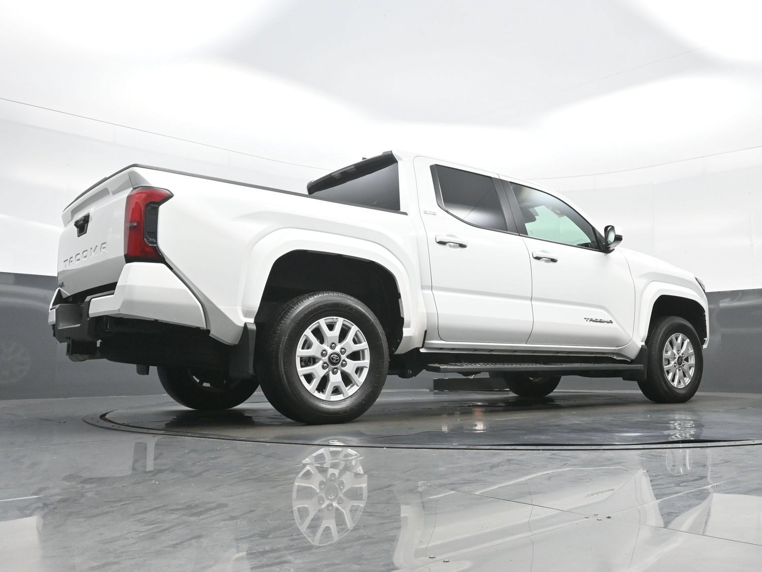 Used 2025 Toyota Tacoma SR5 AWD/4WD image 32