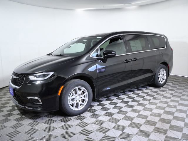Used 2025 Chrysler Pacifica Select FWD image 5