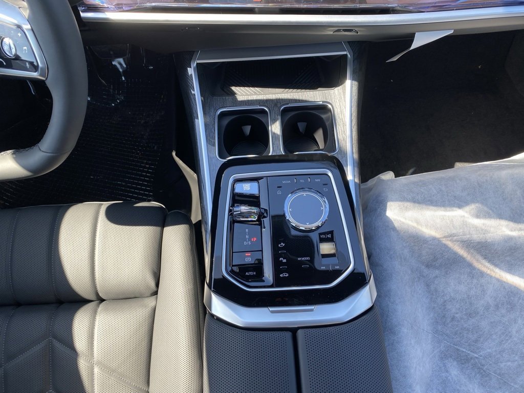 Used 2024 BMW 760i xDrive w/ Executive Package image 9