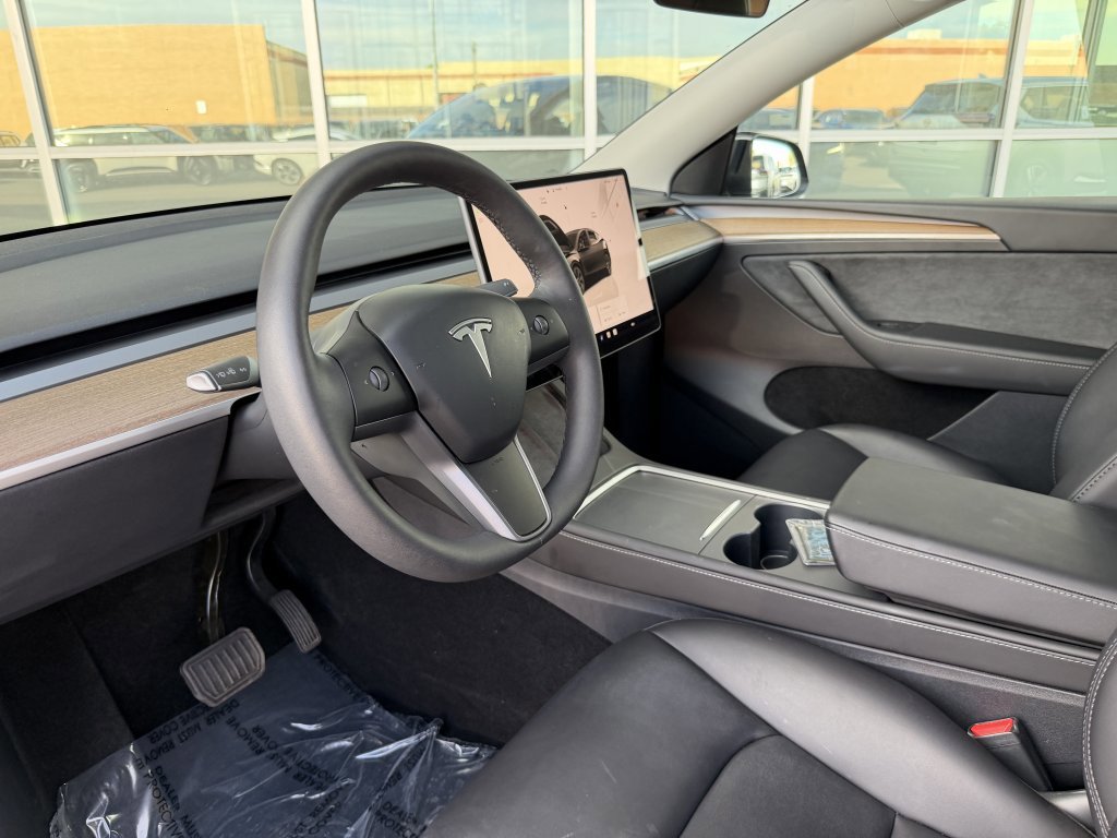 Used 2024 Tesla Model Y 2WD image 31