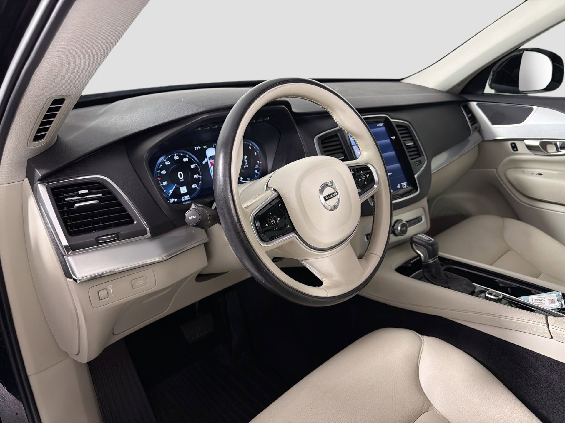 Used 2017 Volvo XC90 T6 Momentum w/ Vision Package image 11