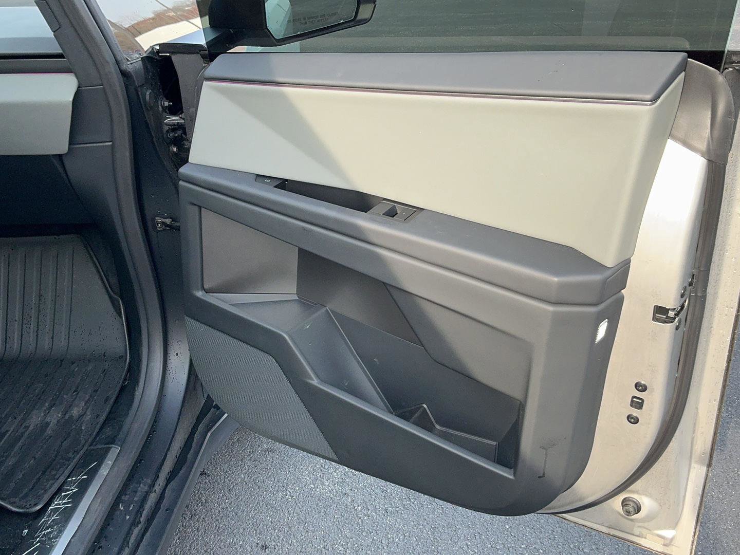 Used 2025 Tesla Cybertruck AWD Crew Cab image 25