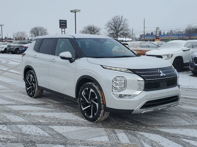 Used 2024 Mitsubishi Outlander SE image 2