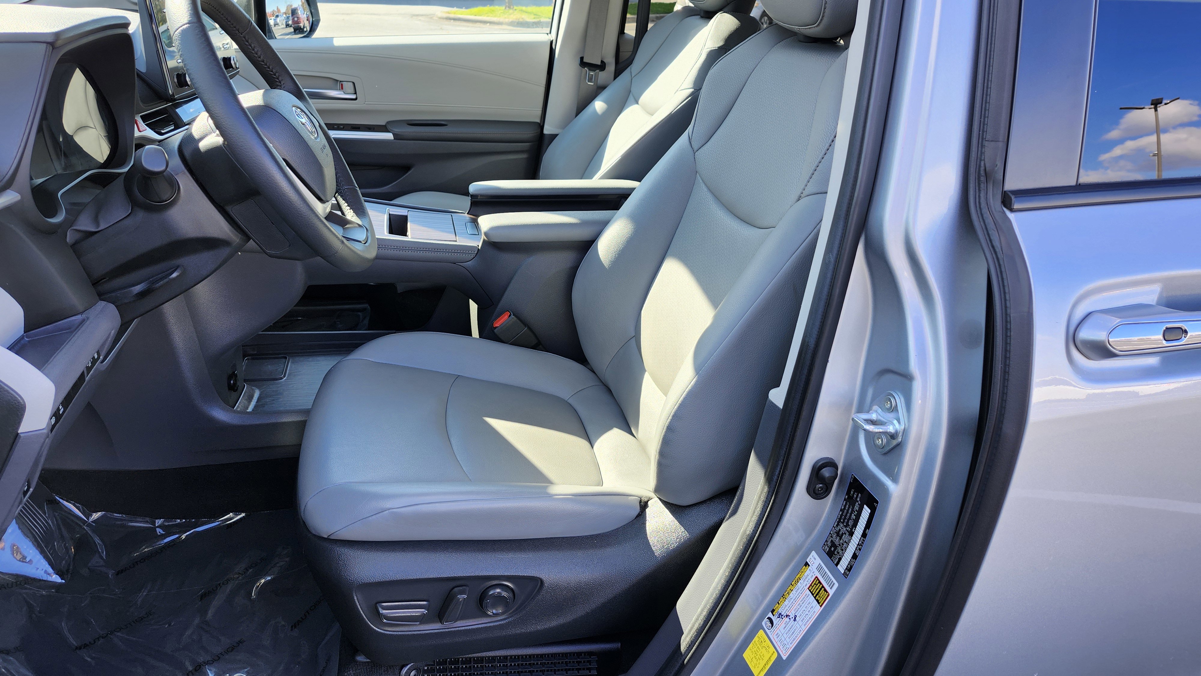 Used 2024 Toyota Sienna XLE w/ XLE Plus Package image 26