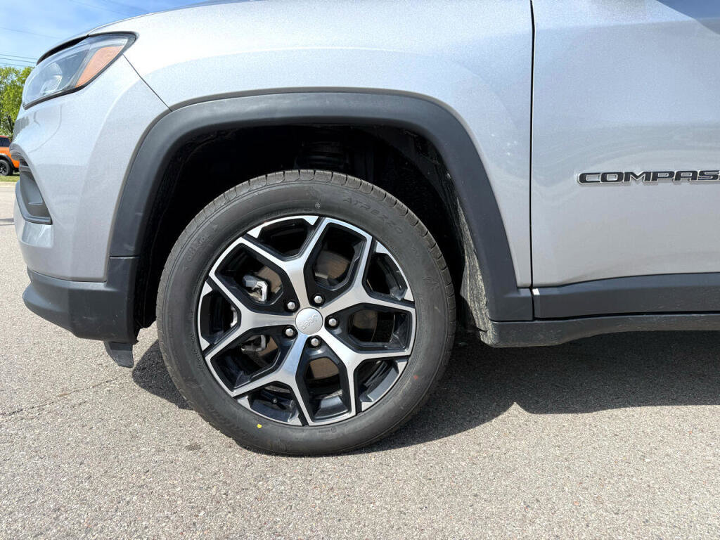 Used 2024 Jeep Compass Latitude image 10