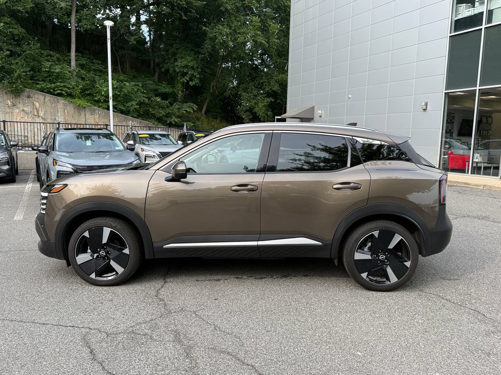 Used 2025 Nissan Kicks SR w/ SR Premium Package AWD/4WD image 3