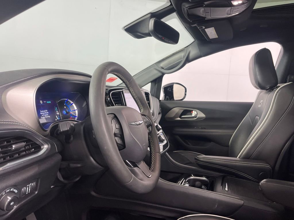 Used 2024 Chrysler Pacifica Premium image 20