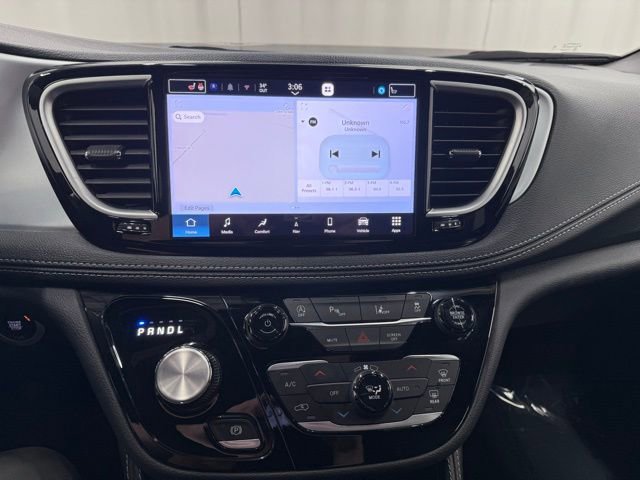 Used 2025 Chrysler Pacifica Limited image 21