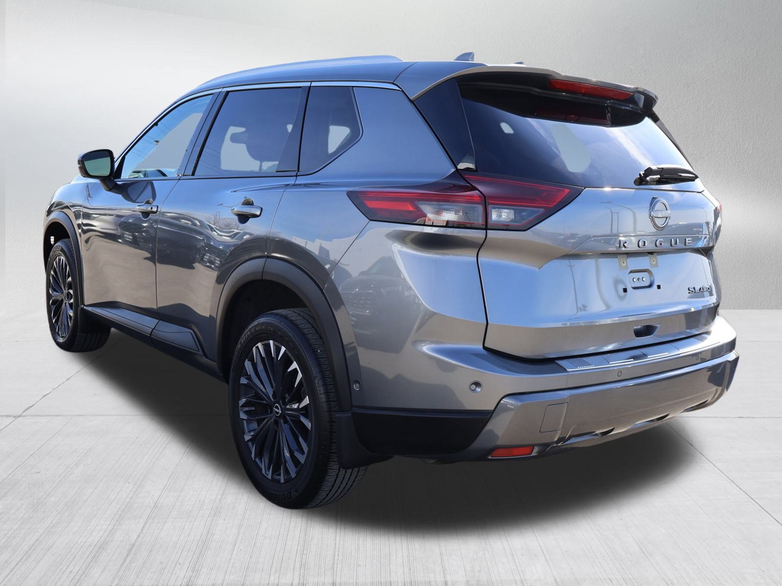 Used 2025 Nissan Rogue SL w/ Tech Package AWD/4WD image 4
