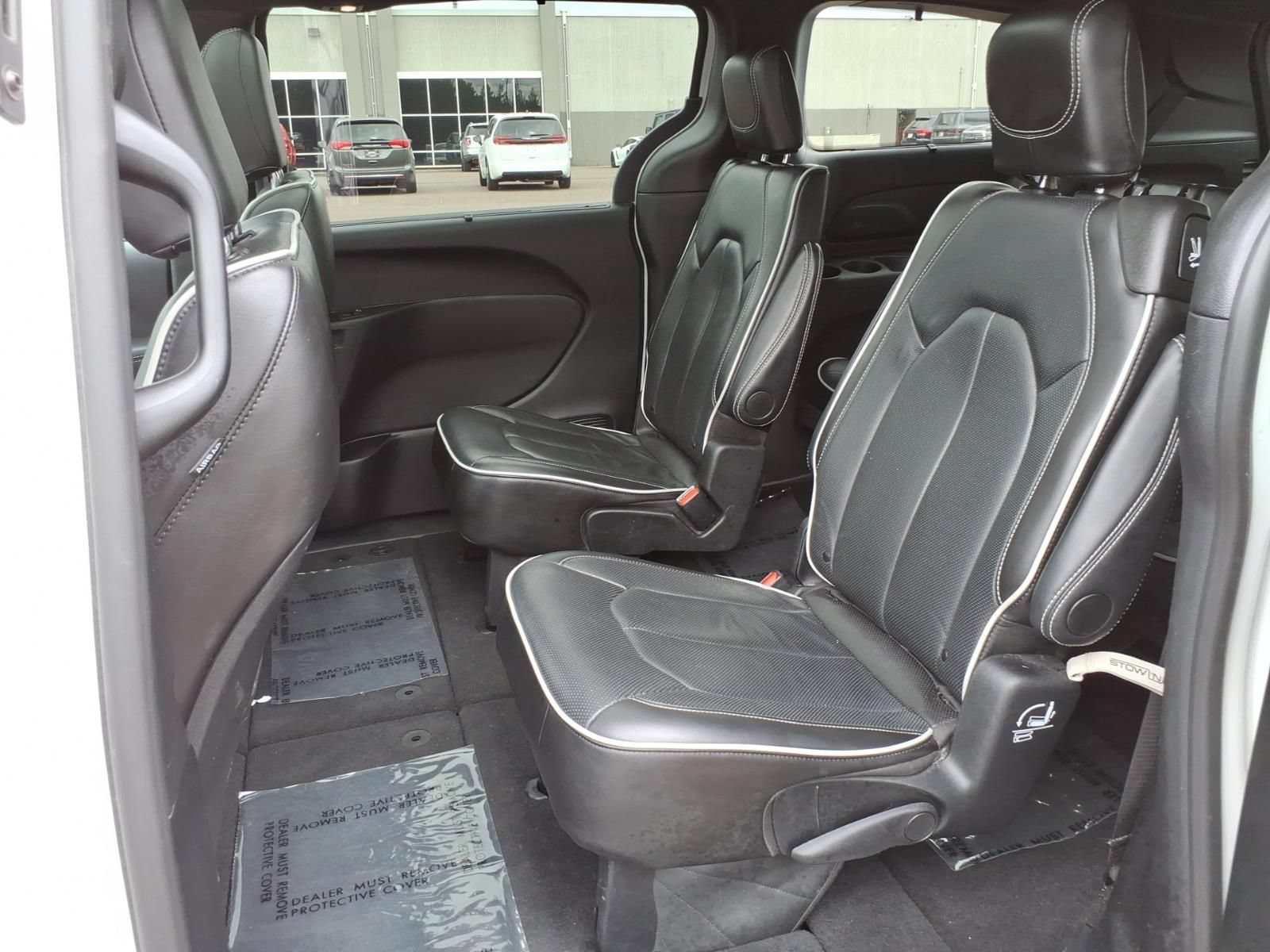 Used 2025 Chrysler Pacifica Limited FWD image 14
