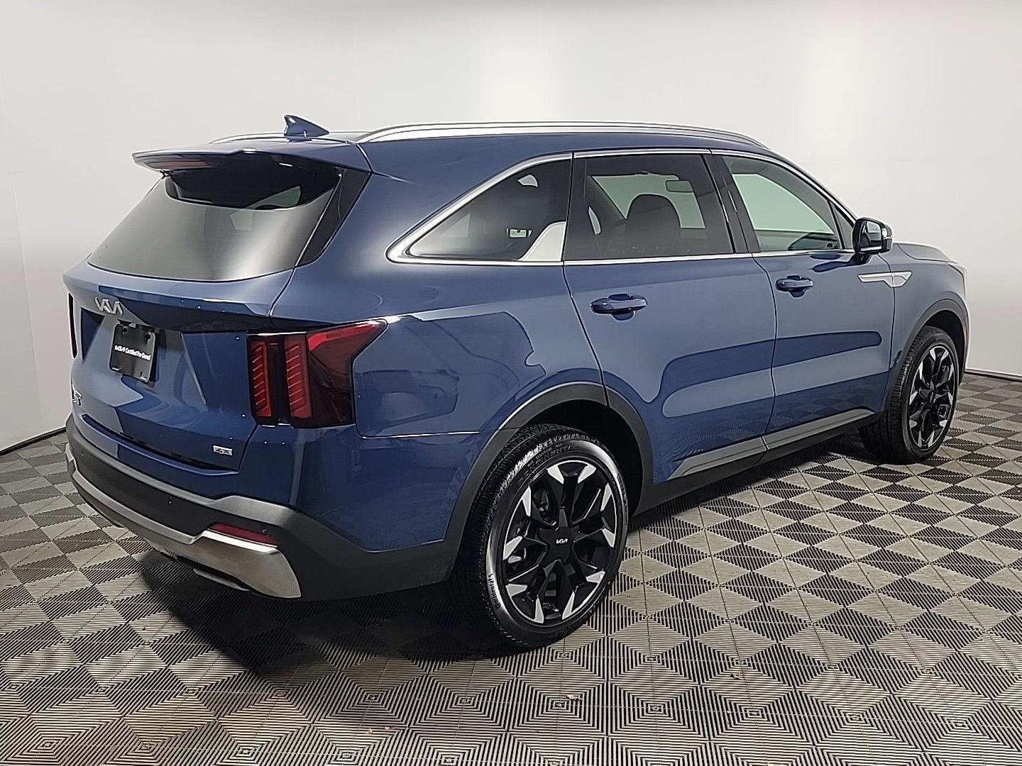 Used 2025 Kia Sorento EX w/ Panoramic Sunroof Package image 4