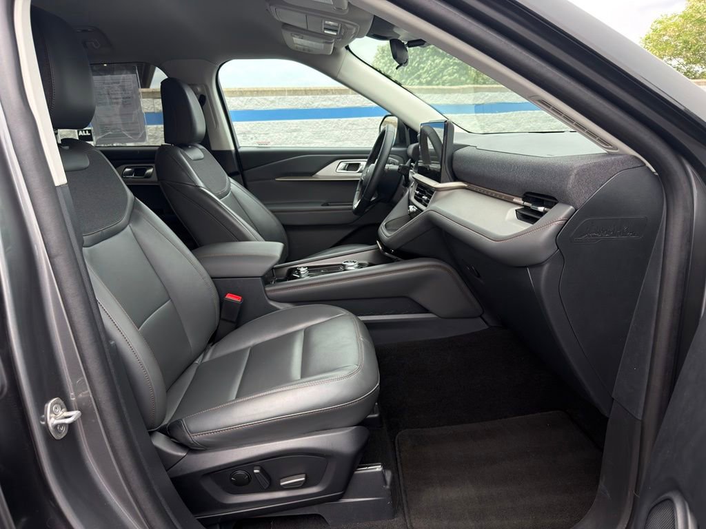 Used 2025 Ford Explorer Active w/ Active Comfort Package AWD/4WD image 25