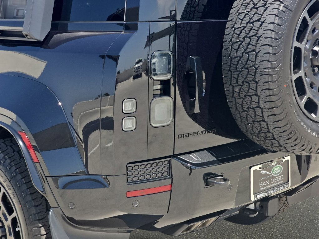 New 2026 Land Rover Defender 110 OCTA AWD/4WD image 36