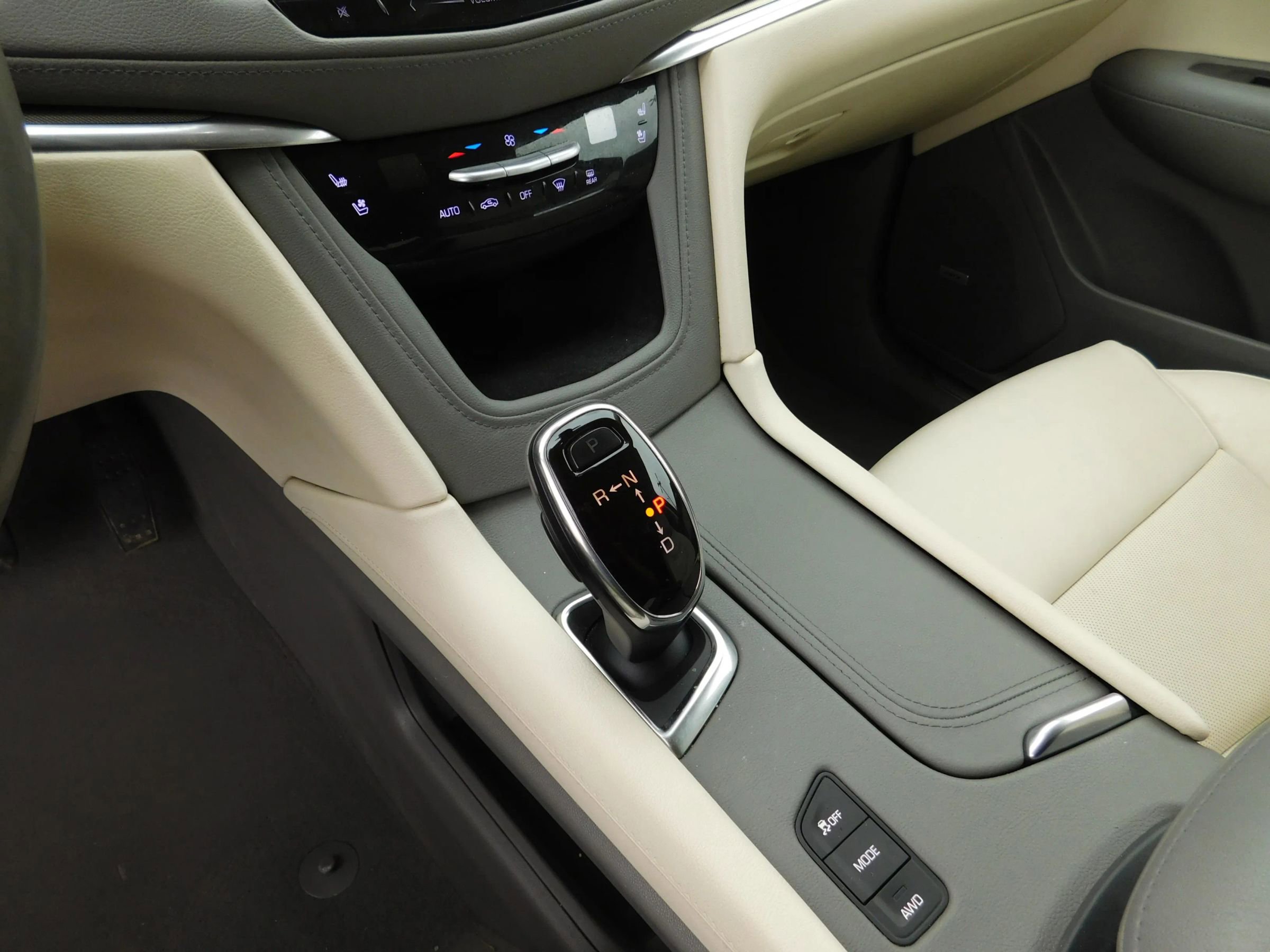Used 2018 Cadillac XT5 Premium Luxury AWD/4WD image 22