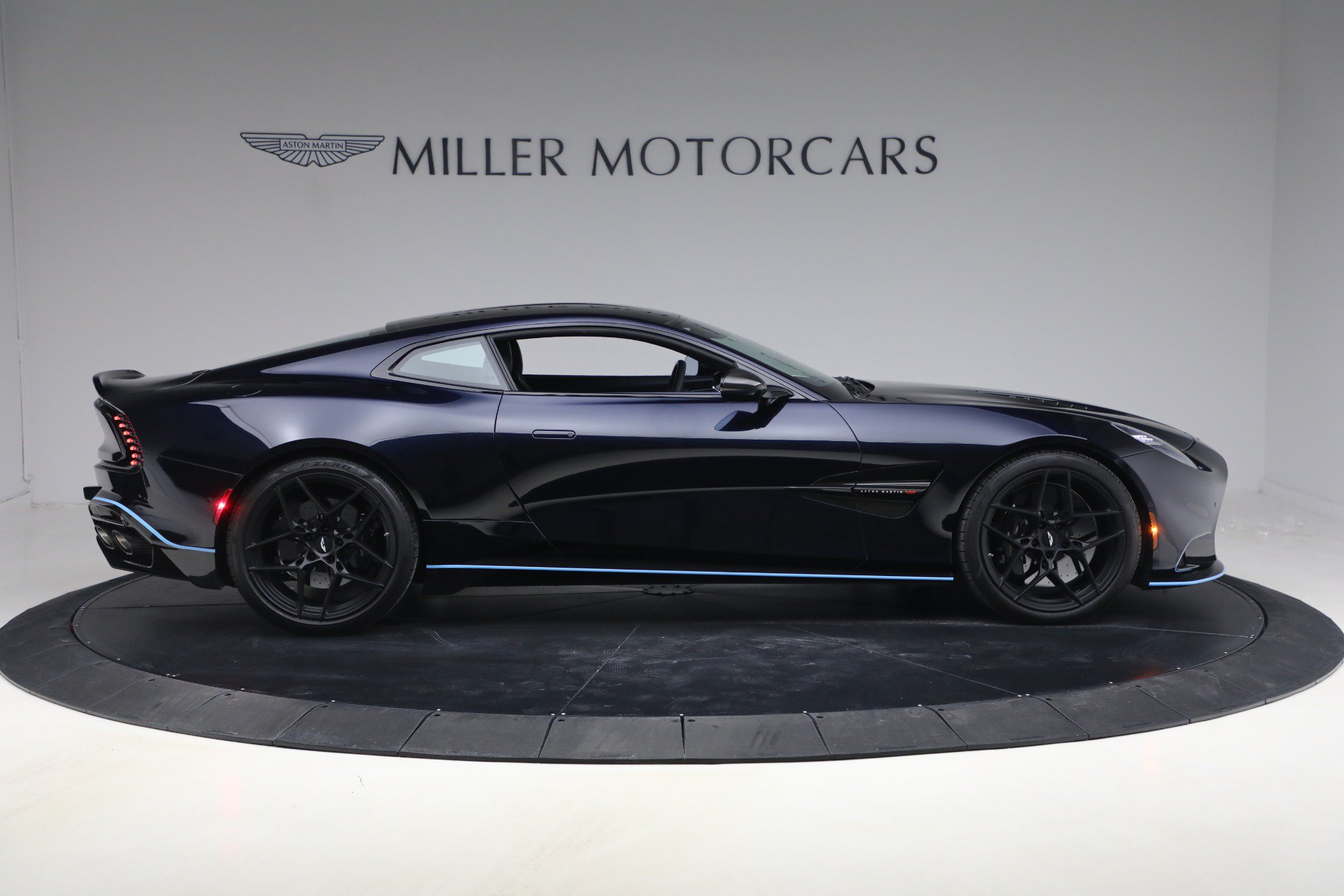 Used 2025 Aston Martin Vanquish RWD image 9