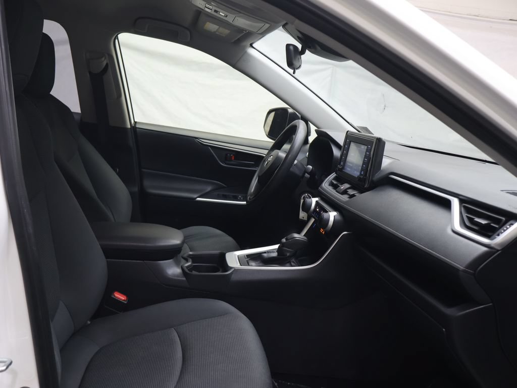Used 2019 Toyota RAV4 LE FWD image 9