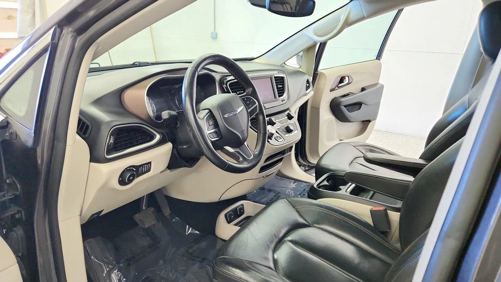 Used 2019 Chrysler Pacifica Touring-L FWD image 14