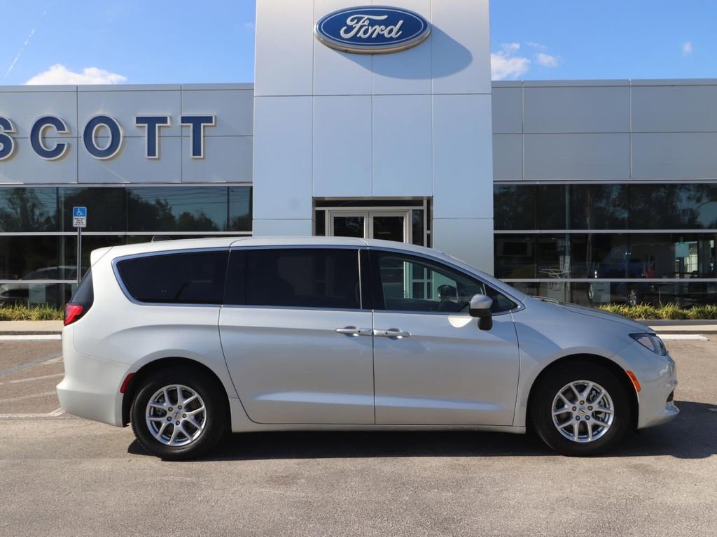 Used 2023 Chrysler Voyager LX image 15