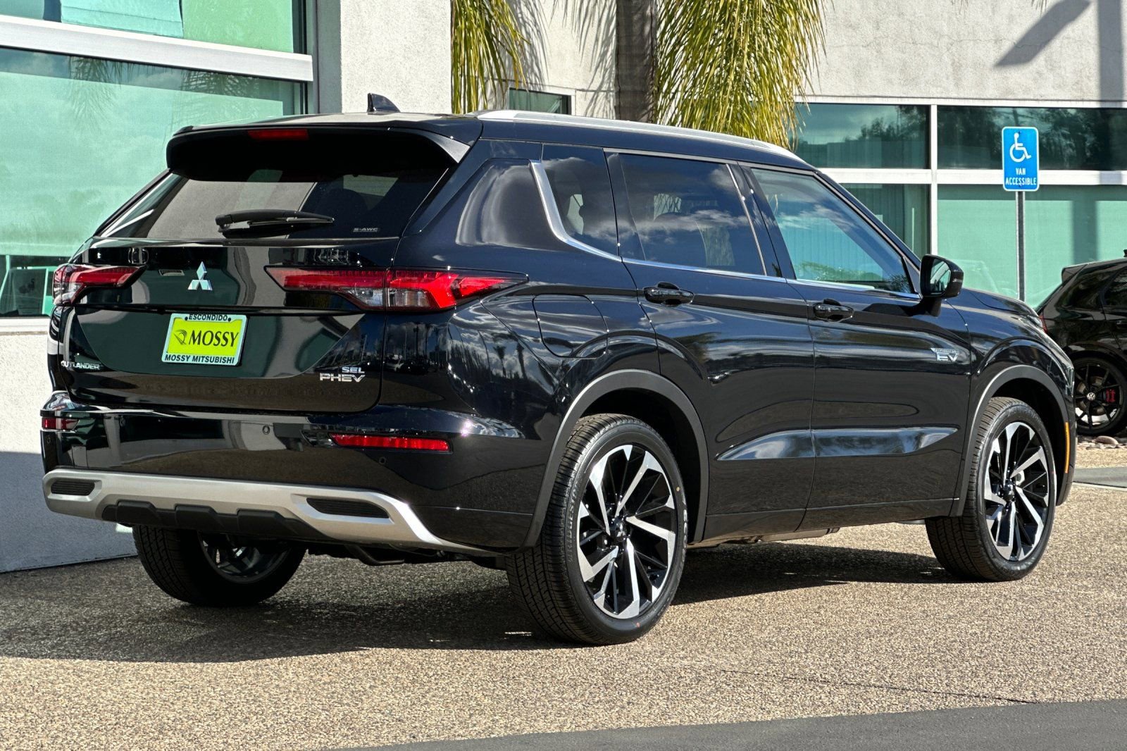 New 2025 Mitsubishi Outlander SEL image 4