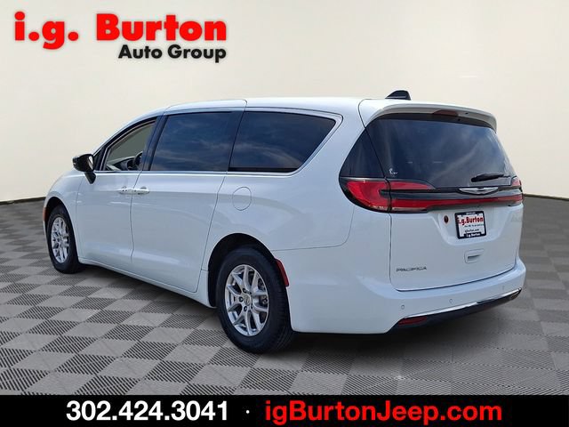 Certified 2024 Chrysler Pacifica Touring-L FWD image 4