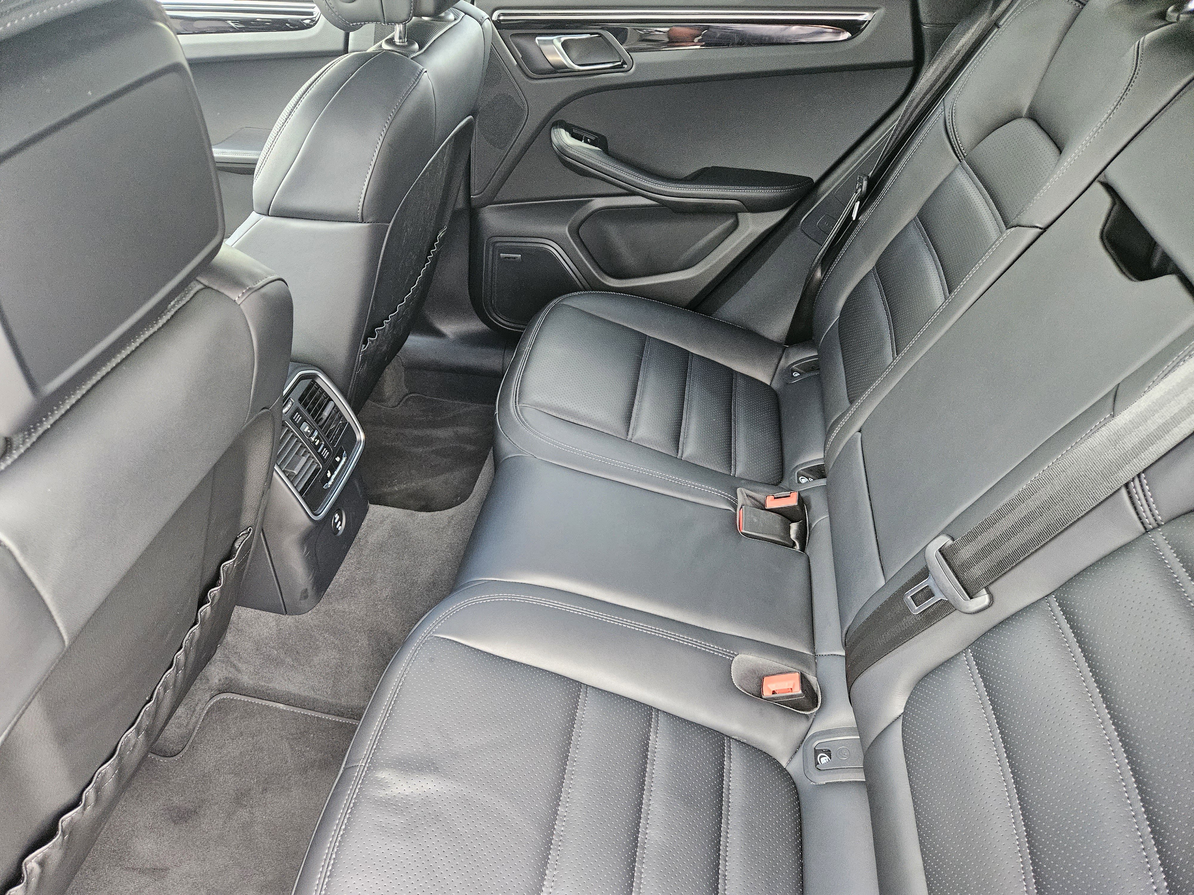 Certified 2025 Porsche Macan image 28