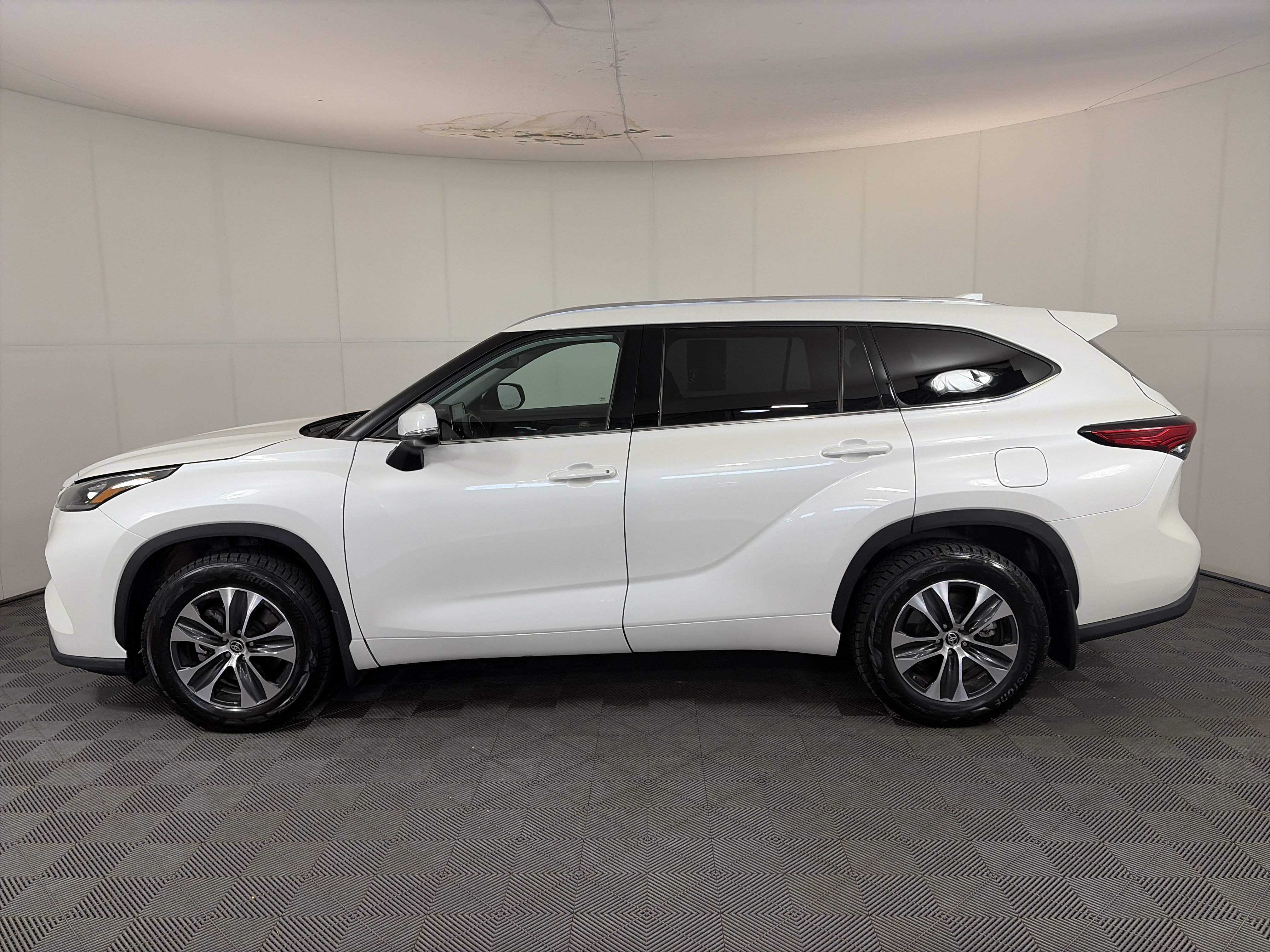 Used 2020 Toyota Highlander XLE image 8
