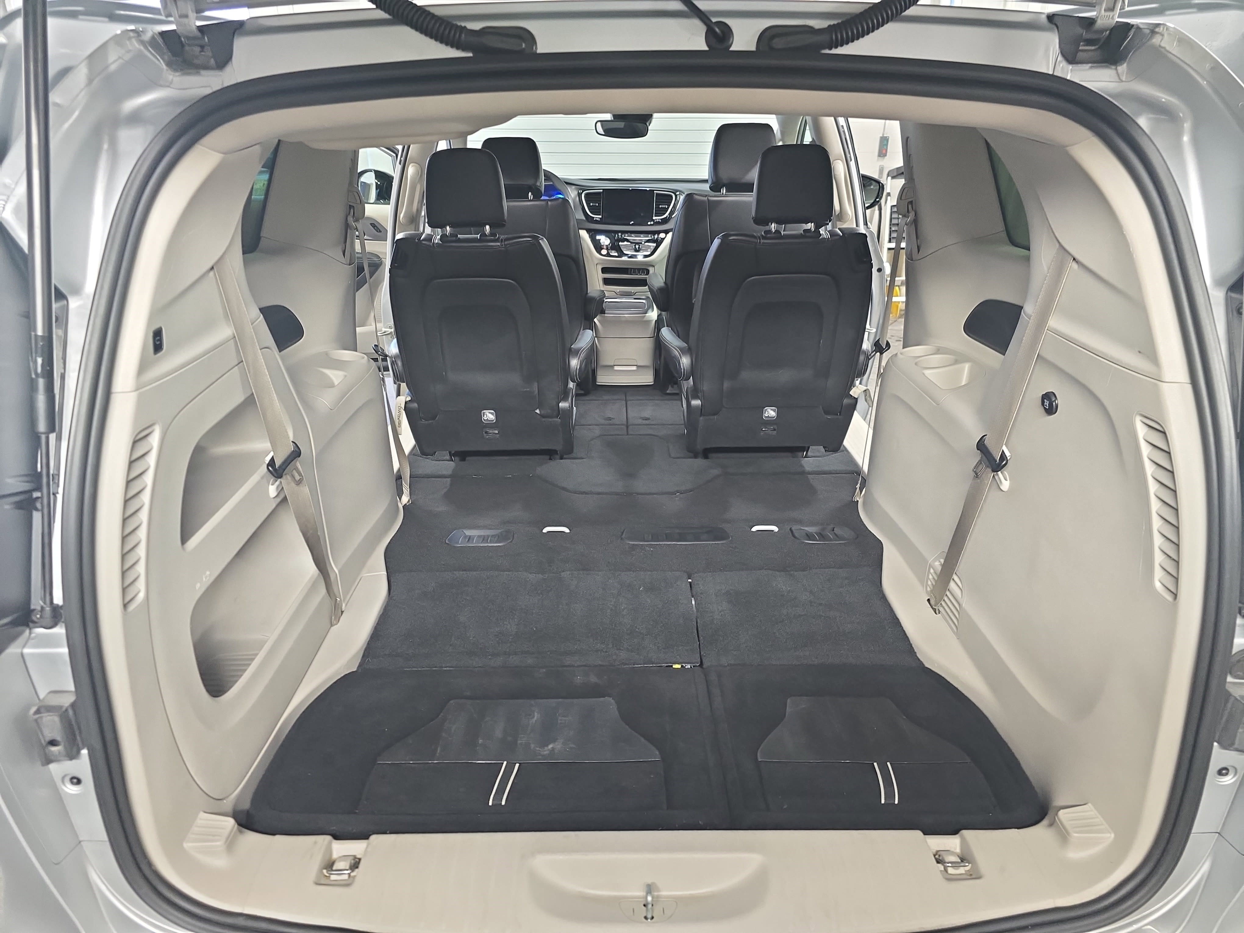 Used 2024 Chrysler Pacifica Touring-L image 12