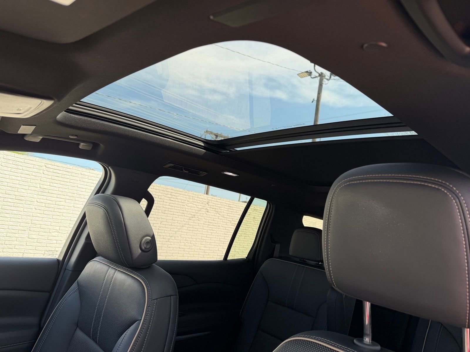 Used 2025 Chevrolet Traverse High Country image 27